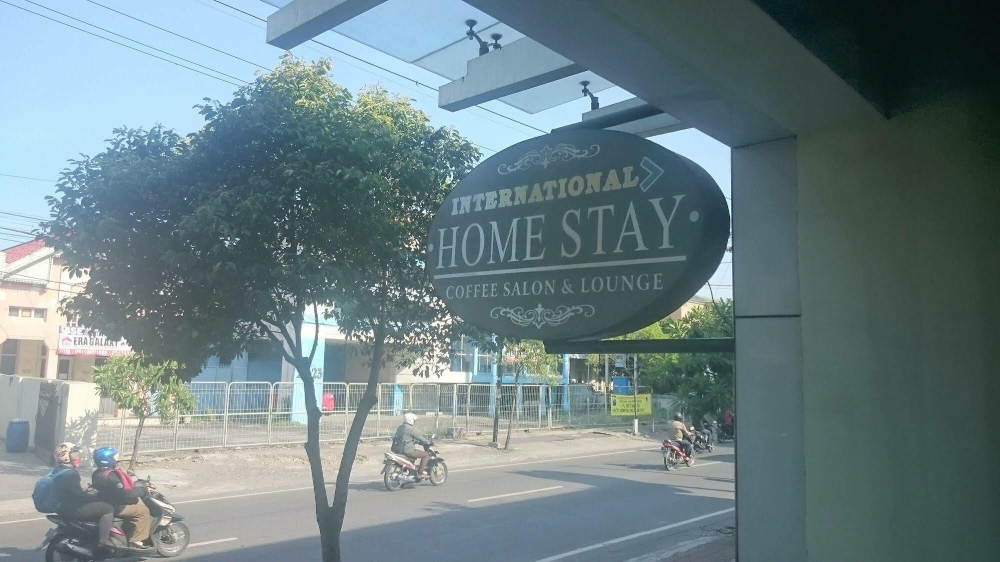 International Homestay Surabaya Hotel Extérieur photo